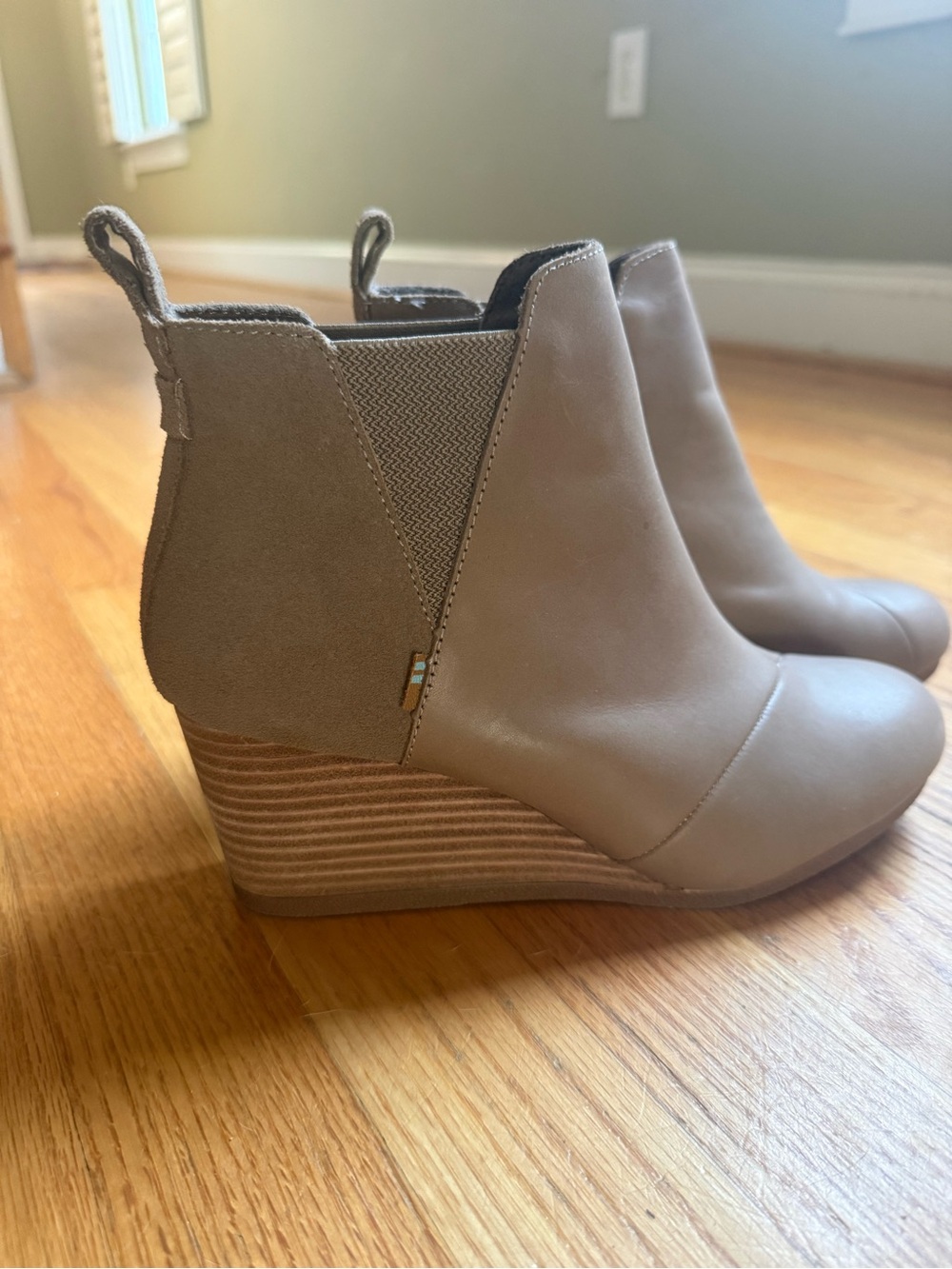 Women’s TOMS leather and suede wedge booties, like new, 8.5